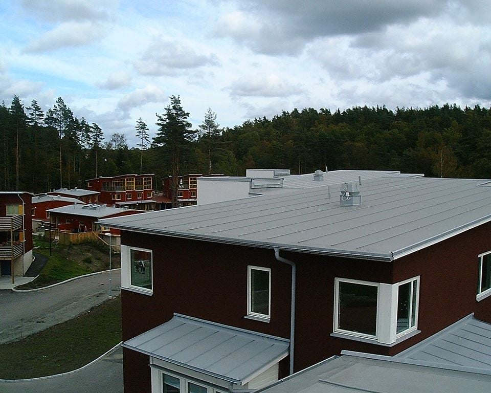 Előre gyártott tetőpanelek, modulok és házak