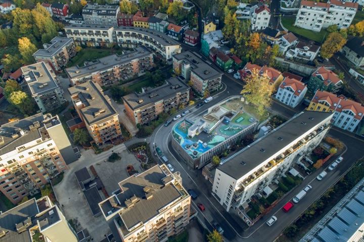 A kék-zöld tető életre kelti az épületeket