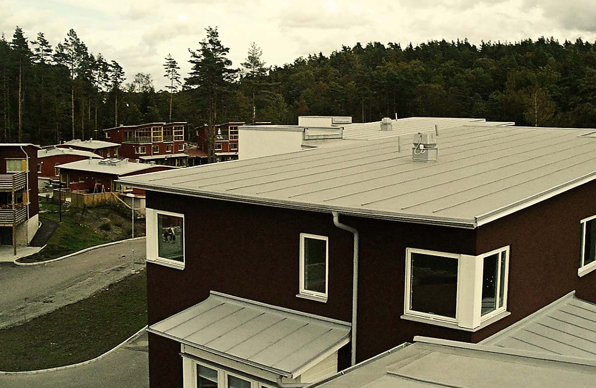 Előre gyártott tetőpanelek, modulok és házak