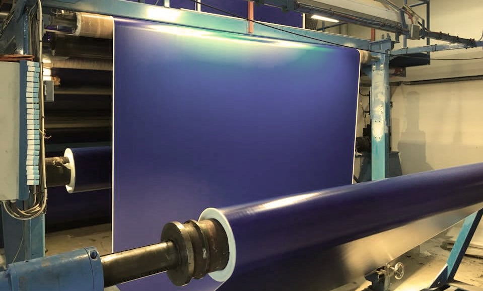 PVC bevonatú szöveteinket számos minőségi változatban gyártjuk